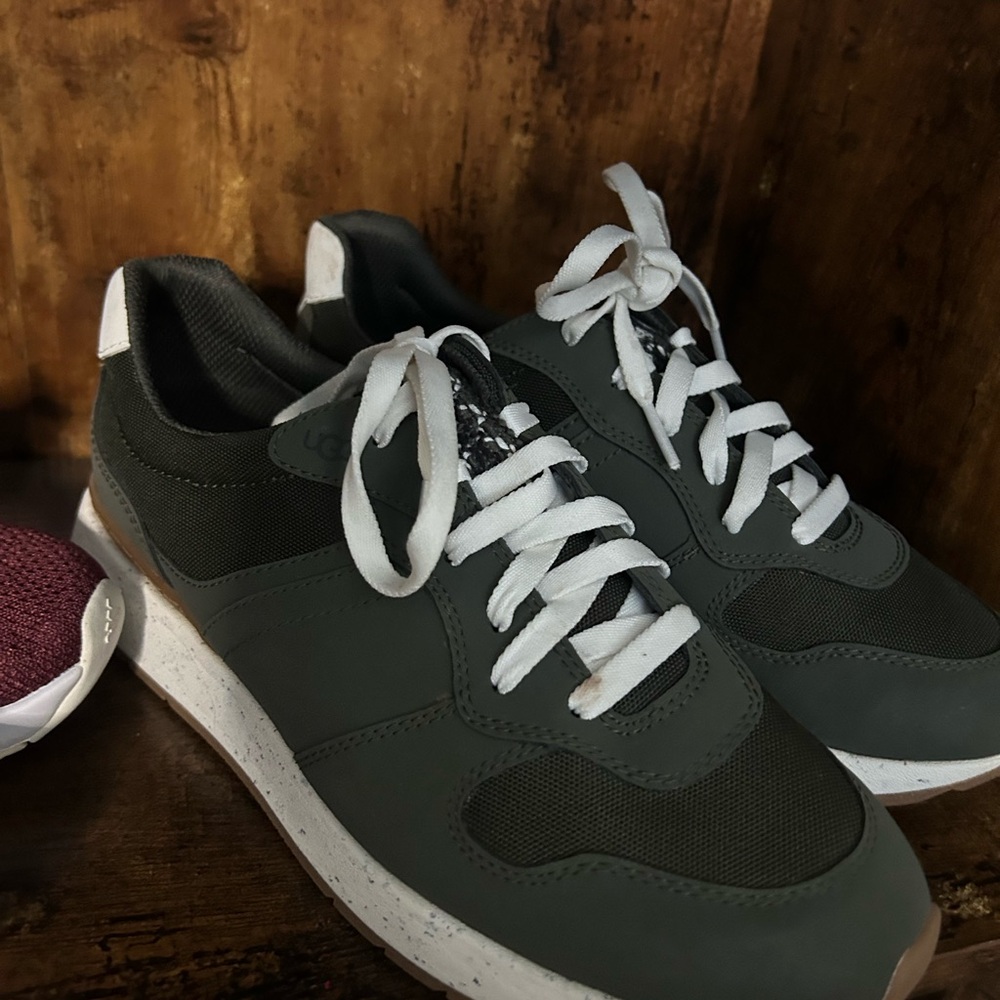 BRAND NEW size 9 Ugg retrainer sneakers